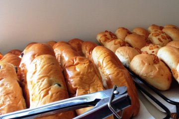 <p>Pilihan roti gourmet di&nbsp;Hostel Piece Kyoto yang hanya berjarak 10 menit jalan kaki dari Stasiun Kyoto</p>