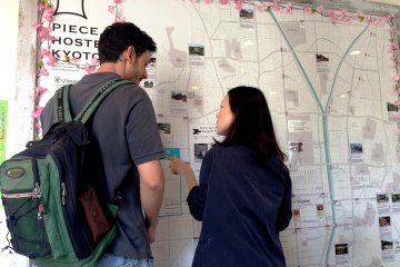 <p>Rencanakan perjalanan Anda dengan melihat peta besar yang terpampang di dinding&nbsp;Hostel Piece Kyoto</p>
