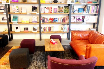 <p>Lounge dan perpustakaan yang nyaman di&nbsp;Hostel Piece Kyoto, hanya berjarak 10 menit jalan kaki dari Stasiun Kyoto</p>
