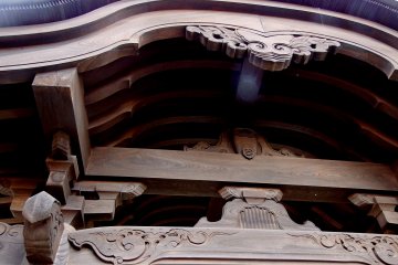 <p>Beautiful wooden eaves of Taisei-in Temple's entrance gate</p>