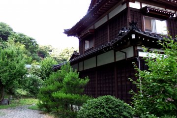 <p>The temple looked as though it was a private house of someone</p>