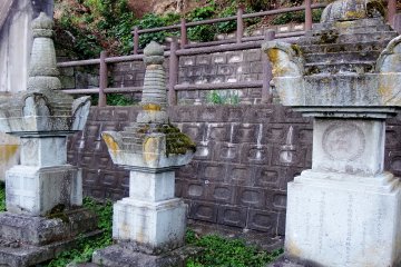 <p>Impressive tomb stones...one of them must be the tomb of the chief samurai officer but I couldn't tell which was whose</p>