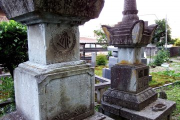 <p>Unique tomb stones</p>