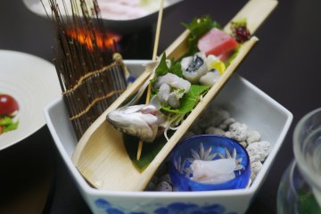 <p>After your bath, relax with some food!&nbsp;</p>