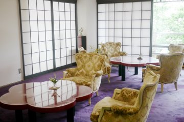 <p>The lobby is very luxurious</p>