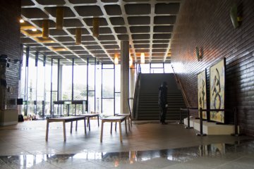 <p>Spacious and attractive entrance the the museum, which opened in 1993</p>