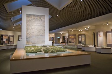 <p>Painting and model of the castle 400 years ago</p>