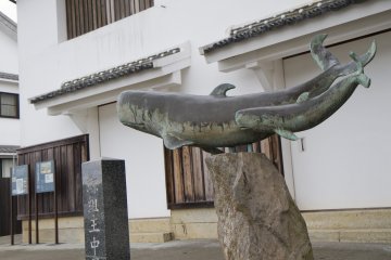 <p>A statue commemorates the town's past history of whaling in front of the 250-year-old Nakao Mansion</p>