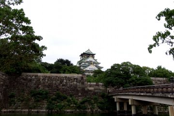 Anda akan melihat pemandangan jelas Kastil Osaka di kejauhan, tapi tidak sejauh itu lagi!