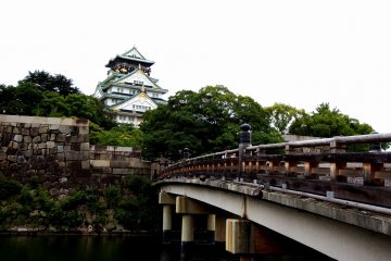 Untuk mencapai menara utama Kastil Osaka, Anda harus menyeberangi jembatan ini...