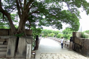 Jembatan Gokurakubashi dilihat dari dalam halaman Kastil Osaka
