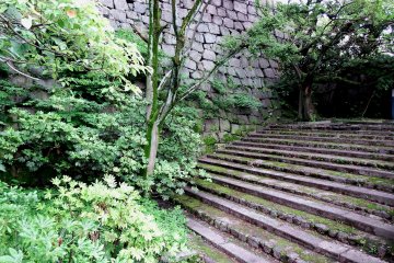 Tangga batu yang menghubungkan Kebun Istana Yamazato-maru dengan bagian dalam taman. Yamazato-maru adalah bagian yang diturunkan di sisi utara menara utama, dan Yamazato berarti sastra 'desa pegunungan'.