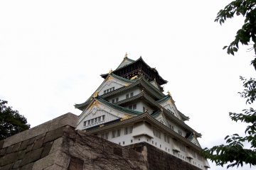 Saat Anda naik tangga batu dan melewati bagian persegi tersebut, Anda akhirnya dapat melihat menara utama Kastil Osaka dari dekat.