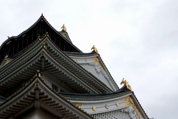 Menara utama Kastil Osaka dilihat dari sudut yang berbeda