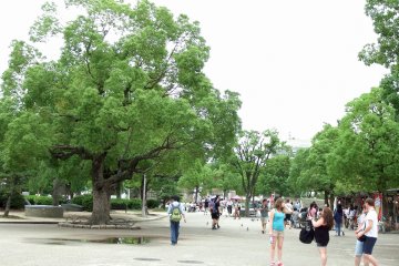 Ini adalah ruang terbuka yang terhampar di depan menara utama. Ada banyak sekali wisatawan berjalan-jalan di sekitarnya.