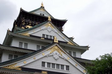 Dan tibalah Anda, di depan menara utama Kastil Osaka!