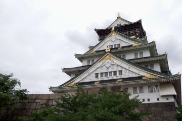 Tampilan depan menara utama Kastil Osaka... luar biasa!
