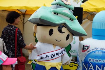 Karakter maskot Kastil Osaka, 'Yumemaru-kun' (Dream Boy ?!) menyambut pengunjung