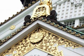 ...lambang keluarga Klan Toyotomi, Paulownia dari 5 sampai 7, dan lambang krisan dalam emas. Sangat indah!