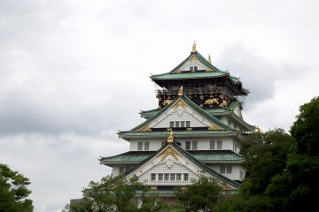Menara utama Kastil Osaka dari sudut yang berbeda