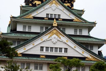 Sekarang, Anda akhirnya berdiri di depan menara utama Kastil Osaka. Anda harus melihat kastil yang megah ini dengan cermat...