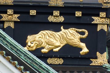 Menara utama Kastil Osaka yang asli dibangun oleh Toyotomi Hideyoshi, menampilkan hiasan yang sangat kaya. Ketika menara utama dipulihkan pada tahun 1931, hiasan harimau yang mengawasi permainan dihidupkan kembali setelah 316 tahun lamanya. Hari ini, delapan dari empat harimau diukir dengan leluasa dan menghiasi dinding, menjaga lingkungan sekitarnya.
