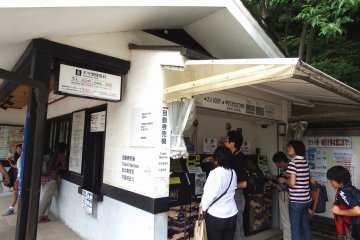 Pengunjung yang sedang membeli tiket untuk memasuki menara utama. Tiket untuk dewasa adalah ¥600 (gratis untuk siswa sekolah menengah pertama dan yang lebih muda)