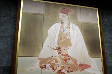 Ketika Anda memasuki menara utama, lukisan Toyotomi Hideyoshi akan menyambut Anda. Ialah penguasa Jepang yang membangun kastil Osaka asli pada abad ke-16.