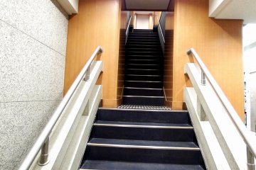 Ketika Anda memasuki menara utama Kastil Osaka, Anda dapat memilih lift atau tangga. Jika memilih lift, Anda harus berdiri dalam antrean panjang. Karena kami tidak ingin menunggu, kami memilih naik tangga. Dan inilah yang kami dapatkan...kami harus naik ke lantai delapan!