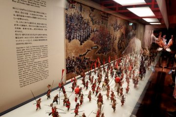 Ini adalah sejumlah miniatur yang dibuat menyerupai lukisan yang menggambarkan Perang Musim Panas Osaka pada tahun 1615. Pasukan Sanada Yukimura (membela Kastil Osaka) dan Matsudaira Tadanao saling bertarung satu sama lain.