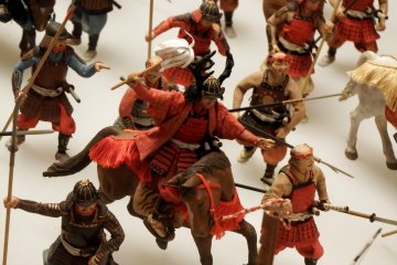 Samurai berkuda dengan kostum merah adalah Sanada Yukimura, samurai legendaris dari Pertempuran Osaka
