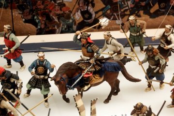 Samurai dengan kostum biru adalah Matsudaira Tadanao, yang berjuang untuk Keshogunan Tokugawa