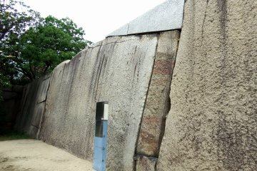 Ada beberapa batu besar di dalam Gerbang Sakuramon...