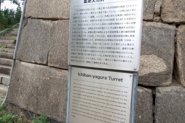 Menurut penjelasan, tempat ini disebut turet 'Ichiban-yagura', turet pertama dari tujuh turet yang dibangun di dinding batu di sisi selatan Kebun Luar Istana. Dibangun pada tahun 1628, hanya dua dari tujuh turet yang tersisa, yang menjadikannya properti budaya penting Jepang. Turet memiliki banyak jendela membantu mudah untuk menyerang musuh yang melaluinya. Tempat ini juga memiliki perangkat untuk menjatuhkan batu untuk mengusir musuh yang mencoba memanjat dinding batu.