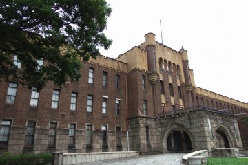 <p>Although the building was originally used as the headquarters of the fourth division of the Imperial Army, it was confiscated by GHQ after WWII, returned to the Japanese government in 1948, &nbsp;used as the Osaka Prefectural Police Office until 1958, then turned into a city museum in 1960</p>