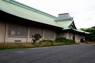 <p>Located next to Hokoku Shrine stands a one-storied, impressive building &nbsp;</p>