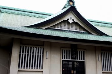 <p>The roof design and color is similar to the ones in Hokoku Shrine</p>