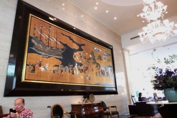 In the lobby, a ceramic art "Namban Screen" mural is displayed on the wall. The original was painted by Naizen Kano before the 17th century (exact date unknown)