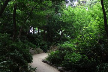 <p>Winding path leading to the center of the garden</p>