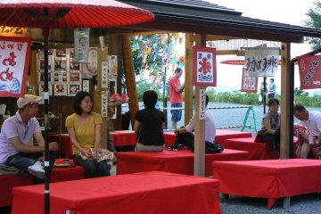 <p>You can sit on red covered benches and eat green tea ice cream</p>