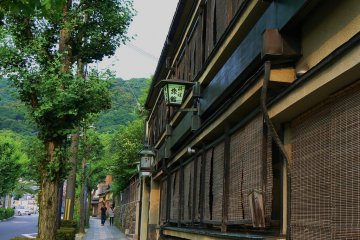 <p>The road leading to Kodai-ji has many attractive traditional shops and restaurants</p>