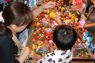 <p>Child trying to win a toy</p>