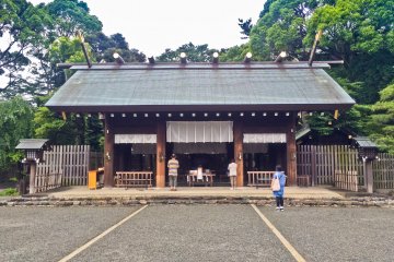 <p>The main shrine; peaceful on most weekdays but heaving during the New Year's period</p>