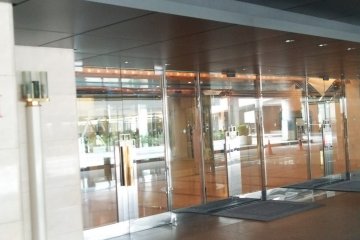 <p>(1) This is the fifth floor entrance of the Swissotel. Let's go to Yamada Denki via the Namba Parks shopping complex. Turn left &nbsp;here</p>