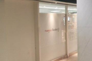 <p>When you get to this point, walk in this direction. Then, when you see the shop in front of you, turn right</p>