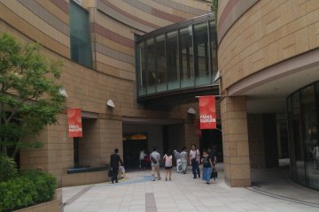 <p>This is another view of Namba Parks. Continue to walk straight</p>