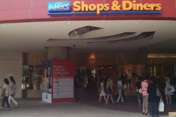 <p>This is yet another part of&nbsp;Namba Parks. Continue to walk straight</p>