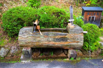 <p>Water barrel made out of wood</p>