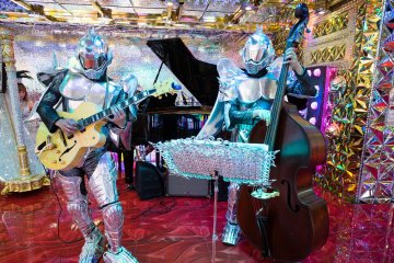 <p>Di ruang tunggu terdapat live musik</p>