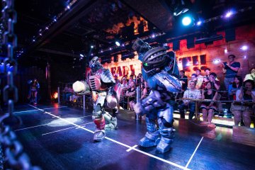 <p>Robot-robot yang menari</p>